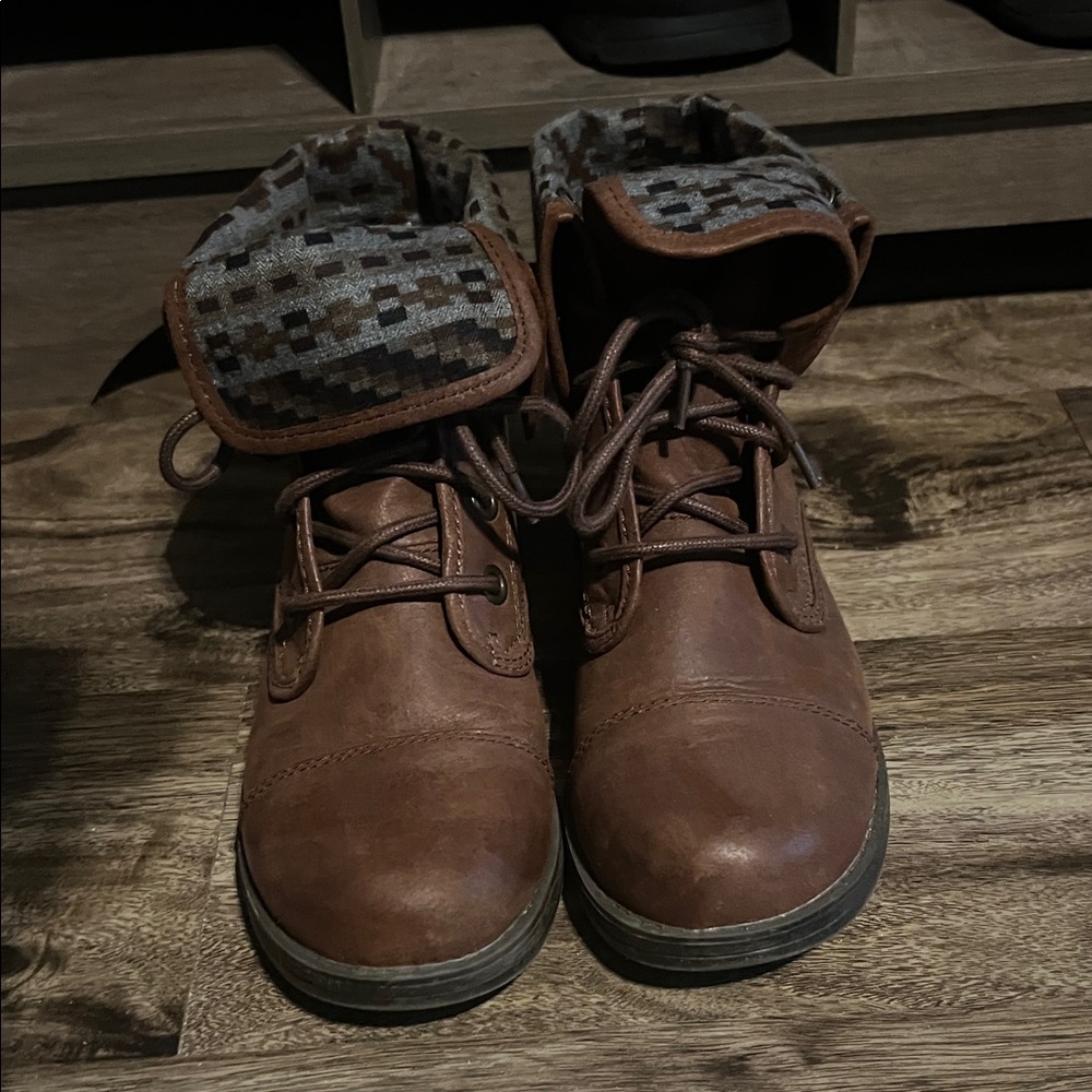 Natural Reflections Brown Lace-Up Boots